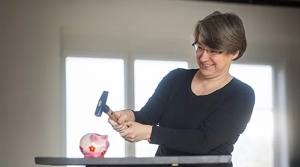 Anne-Katrin mit Sparschwein