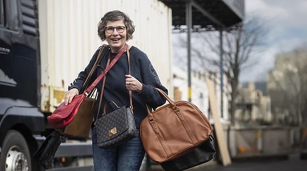 Christiane mit Sachentaschen