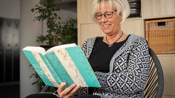 Almut mit Hebräisch-Buch