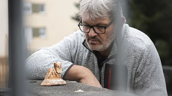 Uli mit Skulptur